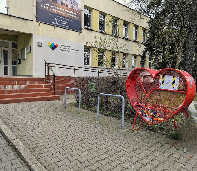 Zakończenie akcji zbierania plastikowych nakrętek w pojemnikach na terenach TBS Wrocław