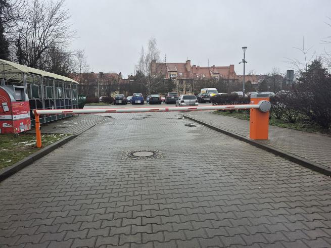 Uruchomiliśmy szlaban na parkingu przy ul. Wileńskiej 1 na Brochowie